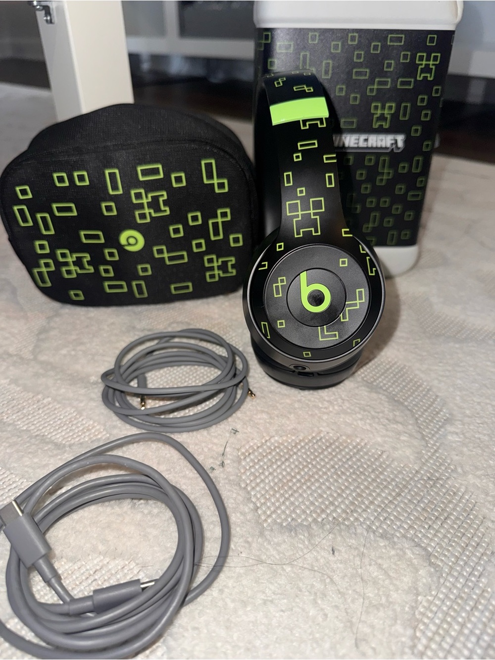 Beats Solo 4 – Minecraft Special Edition headphones in Charged Black.